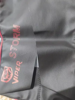 Чехол сиденья Viper Storm EURO с надписью и красным кантом IGR