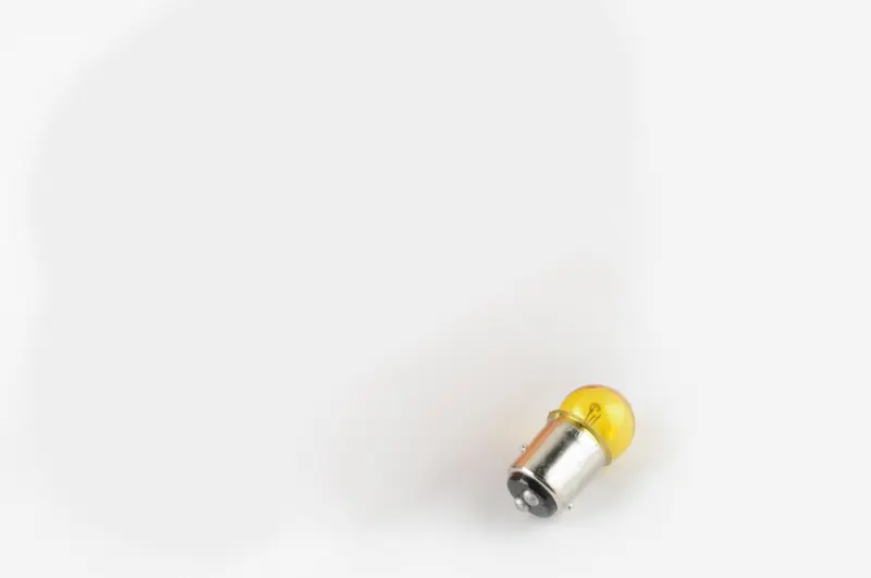 Лампа S25 двухконтактная 12V 10W/5W жёлтая
