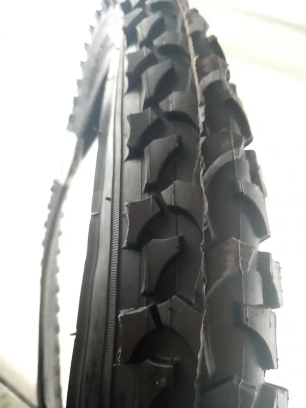 Велосипедная шина CST FM 20 × 1,95 (54-406) с выраженным протектором, без камеры