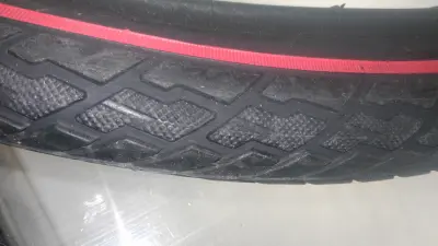 Велосипедная шина Deli Tire SA-225 26×1,75 (47-559) с красной полосой