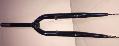Жорстка велосипедна вилка DS 28″ під V-brake, чорна