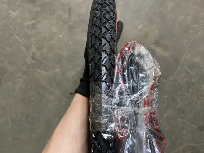 Велосипедна покришка EAGLE 28 × 1,75 з камерою