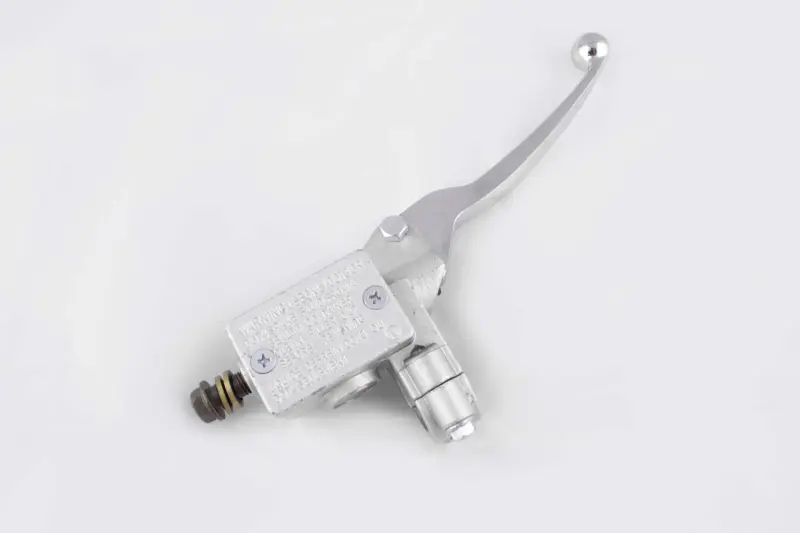 Главный тормозной цилиндр Honda Lead, правый, с рычагом WZDCY