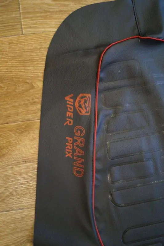 Чехол сиденья Viper Grand Prix 50 EURO IGR, черный с красным кантом