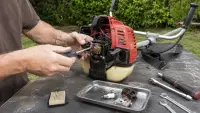 Мотокоса не заводится: пошаговая диагностика от свечи до карбюратора