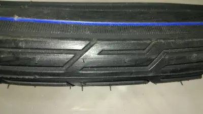 Велосипедна шина Delitire S-192 Blue strip 700 × 32C (32-622), із синьою смугою