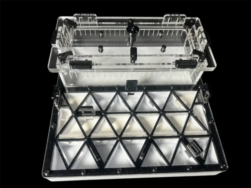 Муравьиная ферма ANTMART Trigon Black, вариант A, 200×200 мм